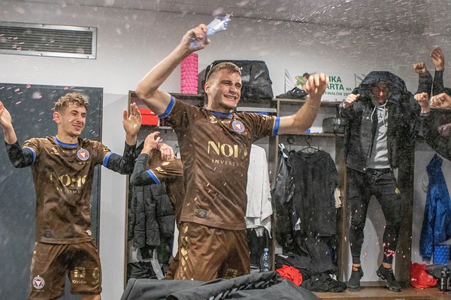 双方球员不 双方球员不