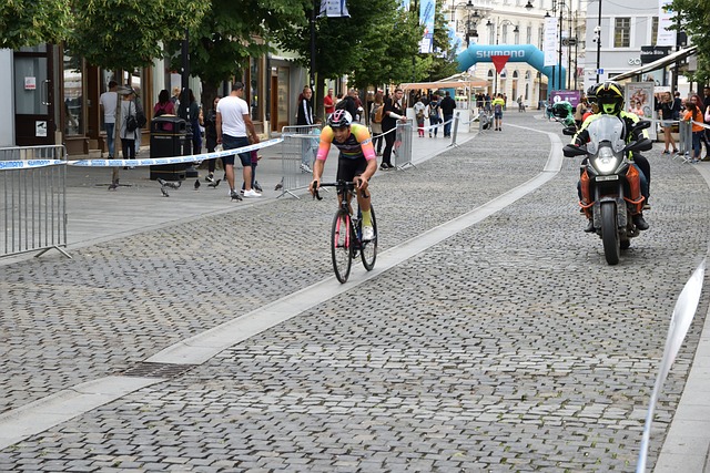 考虑以下策 考虑以下策